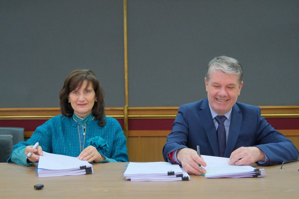 Venera Vlad (stg) si George Scripcaru (dr) semnează acordul de finantare