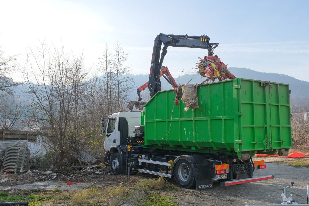 utilajele lucreaza pentru curatarea zonei