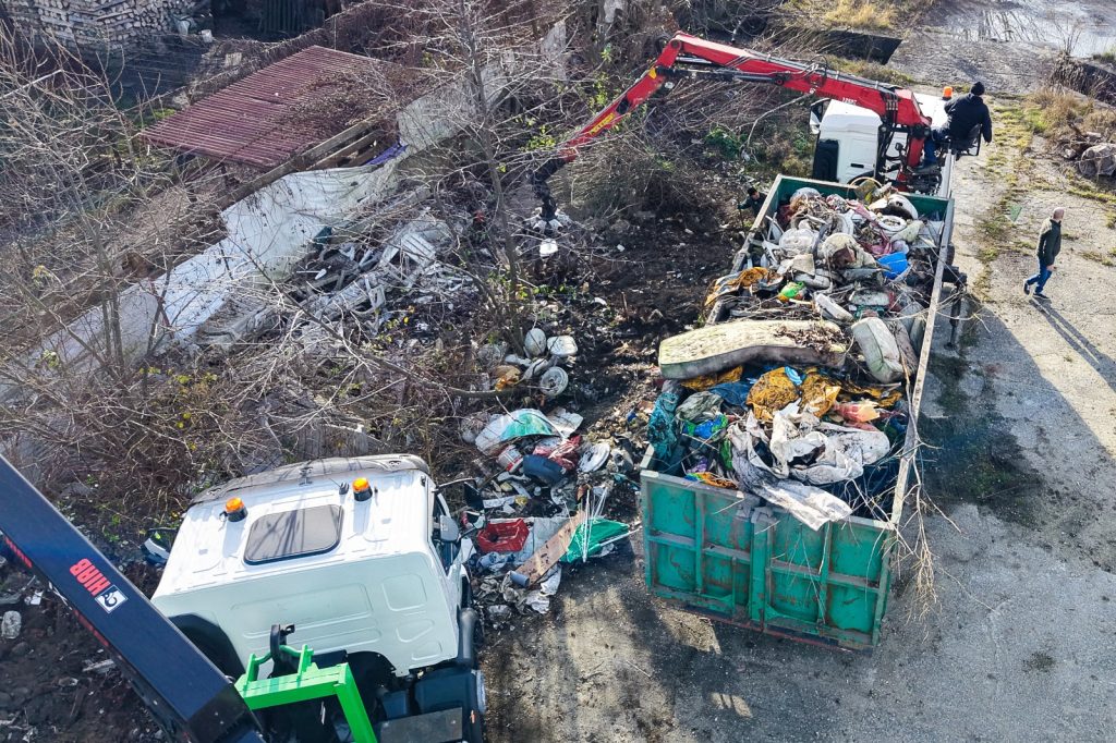 utilajele lucreaza pentru curatarea zonei