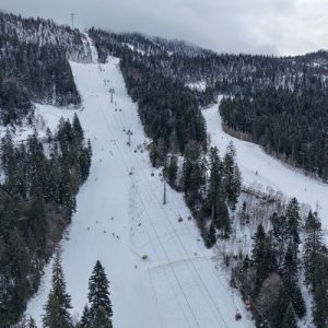 Schi în Poiana Brașov – Din acest weekend avem nocturnă pe pârtia Lupului inferior și se va schia pe Subteleferic