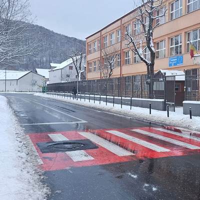 52 de utilaje de deszăpezire au acționat, în această noapte, în oraș și în Poiana Brașov