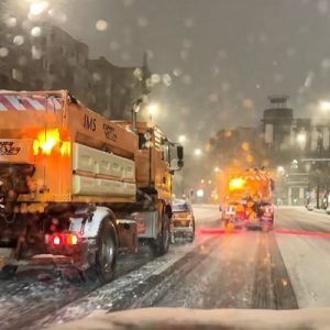 Cod galben de ninsori la Brașov. De 19 ore, 50 de utilaje de deszăpezire acționează, continuu, în oraș și în Poiana Brașov