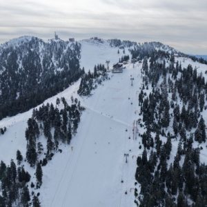 Deși condițiile meteo nu sunt prietenoase, se schiază pe toate pârtiile din Poiana Brașov