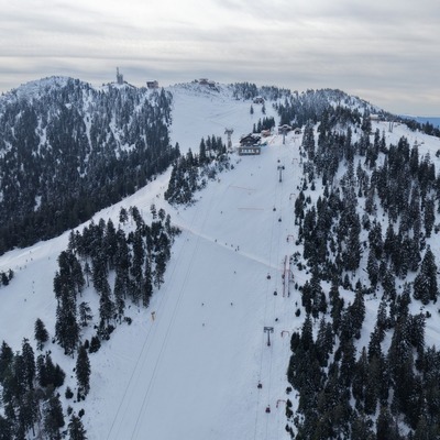 Deși condițiile meteo nu sunt prietenoase, se schiază pe toate pârtiile din Poiana Brașov