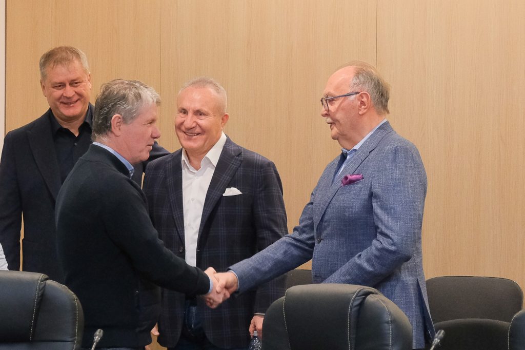 strangere-de-mana-intre-primar-si-contractant