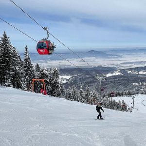 Poiana Brașov rămâne principala destinație pentru schi și snowboard – schiorii au trecut zilnic, în medie, de 20.000 ori prin turnichete