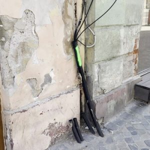 La somația primăriei, rețeliștii trebuie să elimine cablurile inestetice de pe fațadele clădirilor din oraș