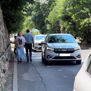 Extindem trotuarul și strada C. D. Gherea, zona din vârful pantei