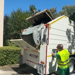 Comprest introduce pe străzile Brașovului o nouă autospecială pentru spălarea și igienizarea pubelelor
