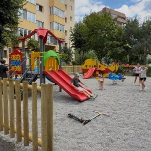 Încă două locuri de joacă au fost complet refăcute pentru micii brașoveni