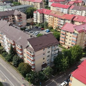 Primăria Brașov, prima din țară care a adoptat programul „Lift pentru viață”, destinat accesibilizării blocurilor fără lift